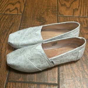 Toms women’s slip on shoes size 6.5